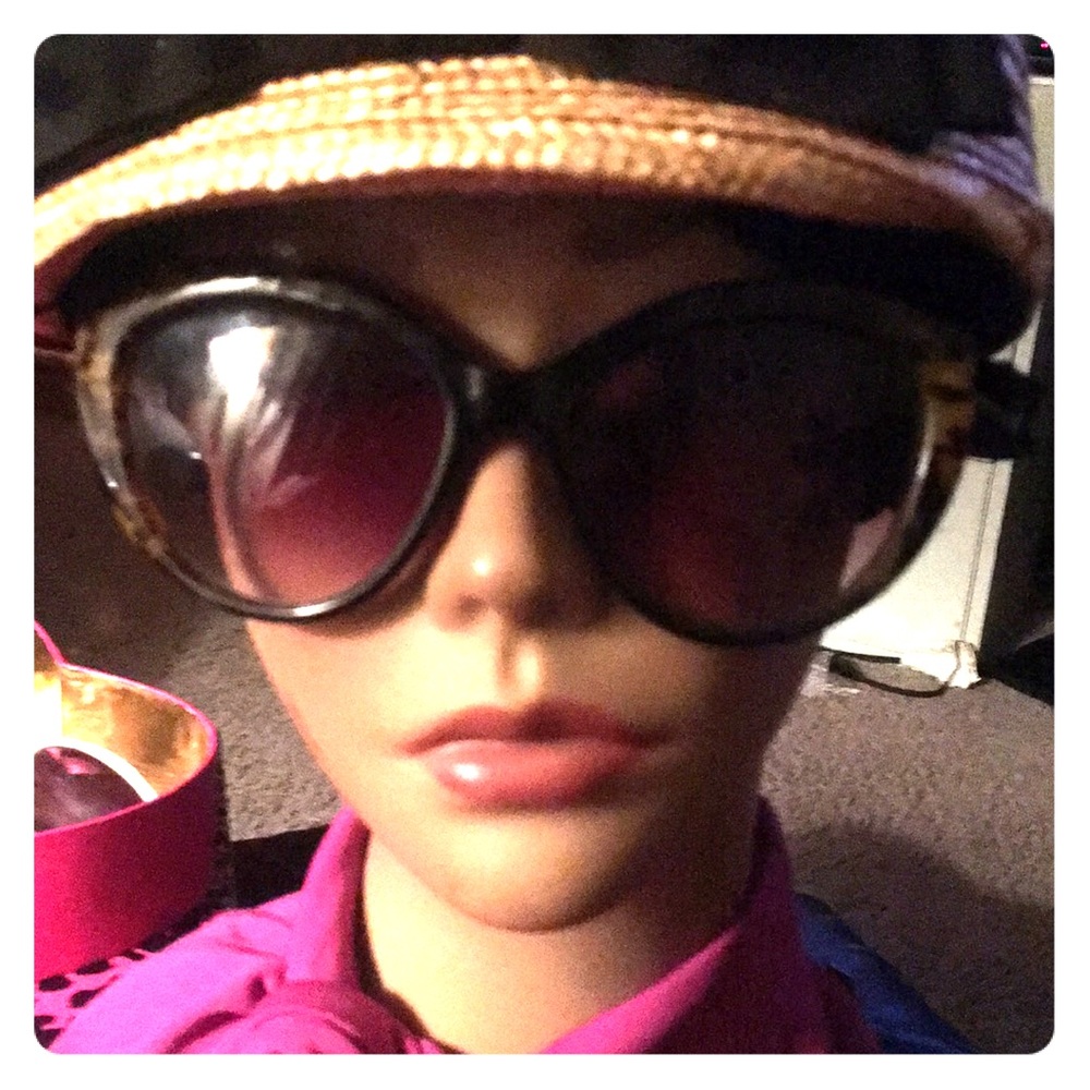 TAHARI  Designer Frames Sunshades Beautiful